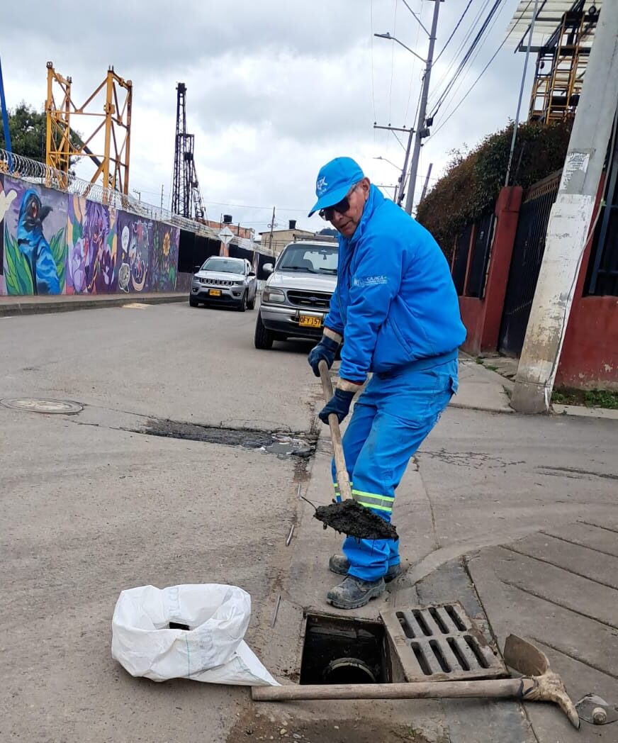 Operario de la Dirección de Alcantarillado en labores de mantenimiento