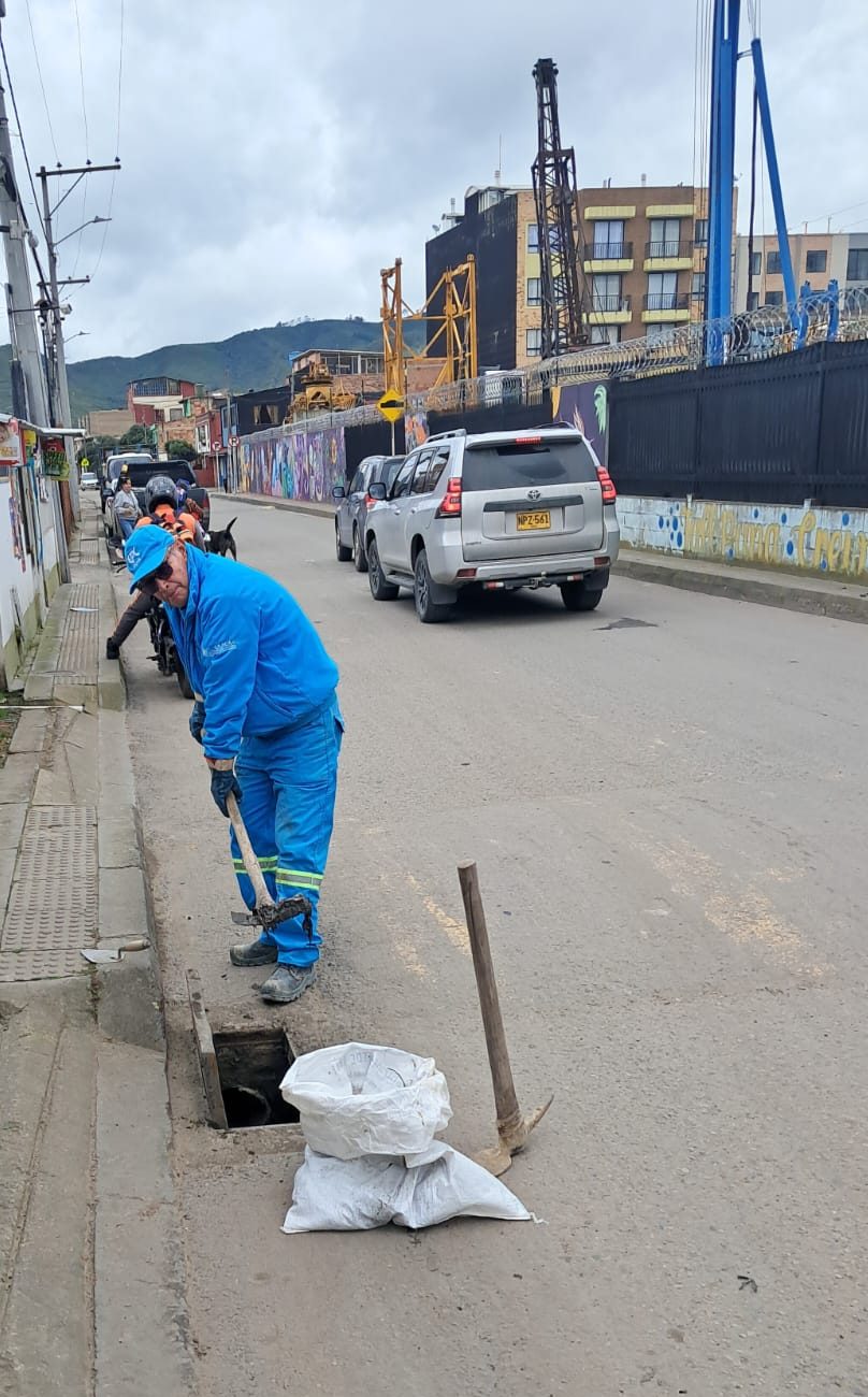 Operario de la Dirección de Alcantarillado atendiendo una red en Cajicá