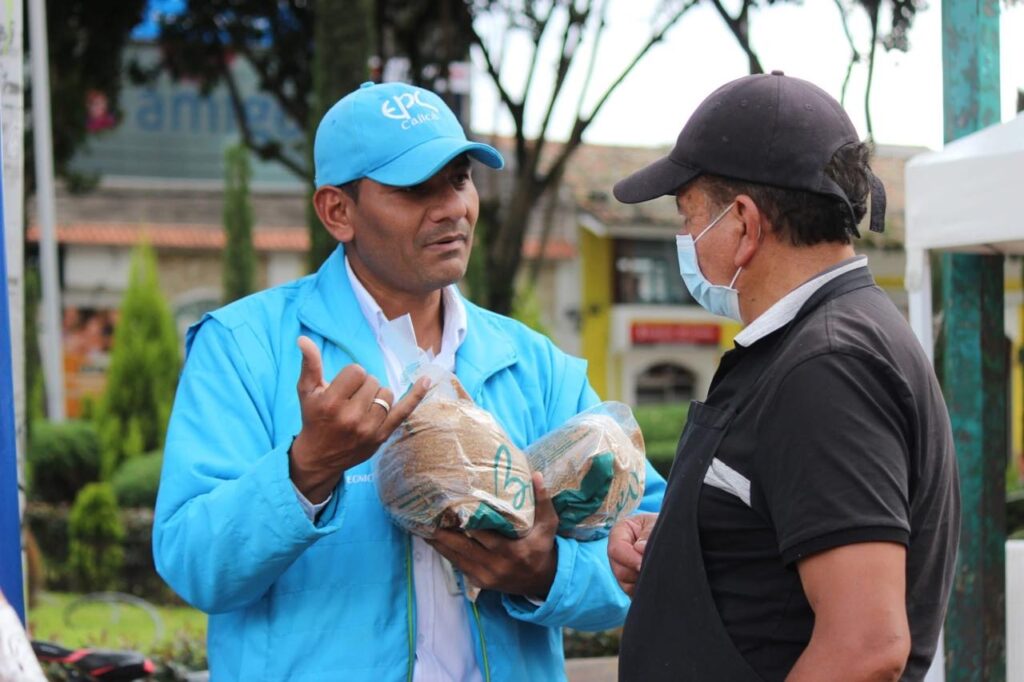 Operario de la EPC atendiendo a un vecino en campo