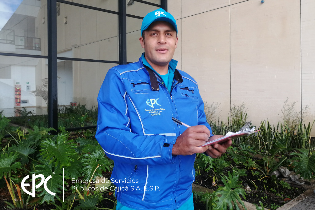 Operario de la EPC realizando mantenimiento en la red de acueducto
